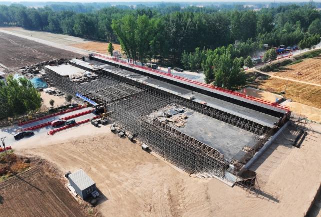 中化學(xué)交建集團沿黃高速民蘭一標項目王橋互通主線(xiàn)上跨S213橋現澆梁施工完成