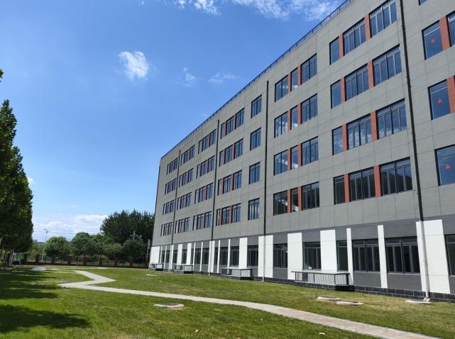 新增1620個(gè)學(xué)位  提升良鄉大學(xué)城公共服務(wù)承載力 匠心造精品  “筑”力開(kāi)學(xué)季